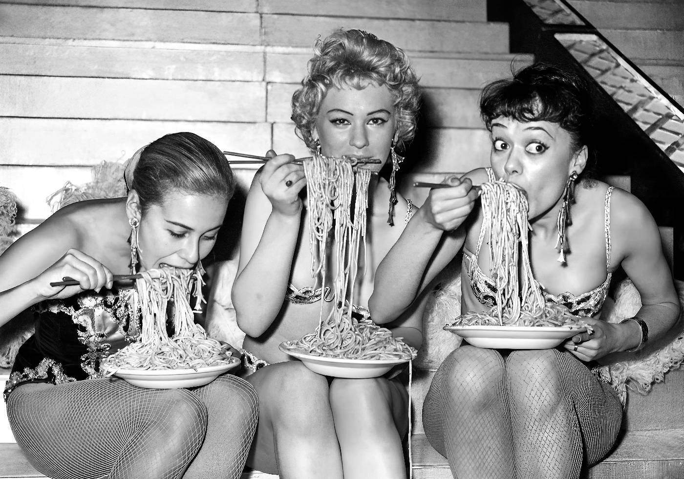 Women Eating Spaghetti Plakat - Posterbox.no